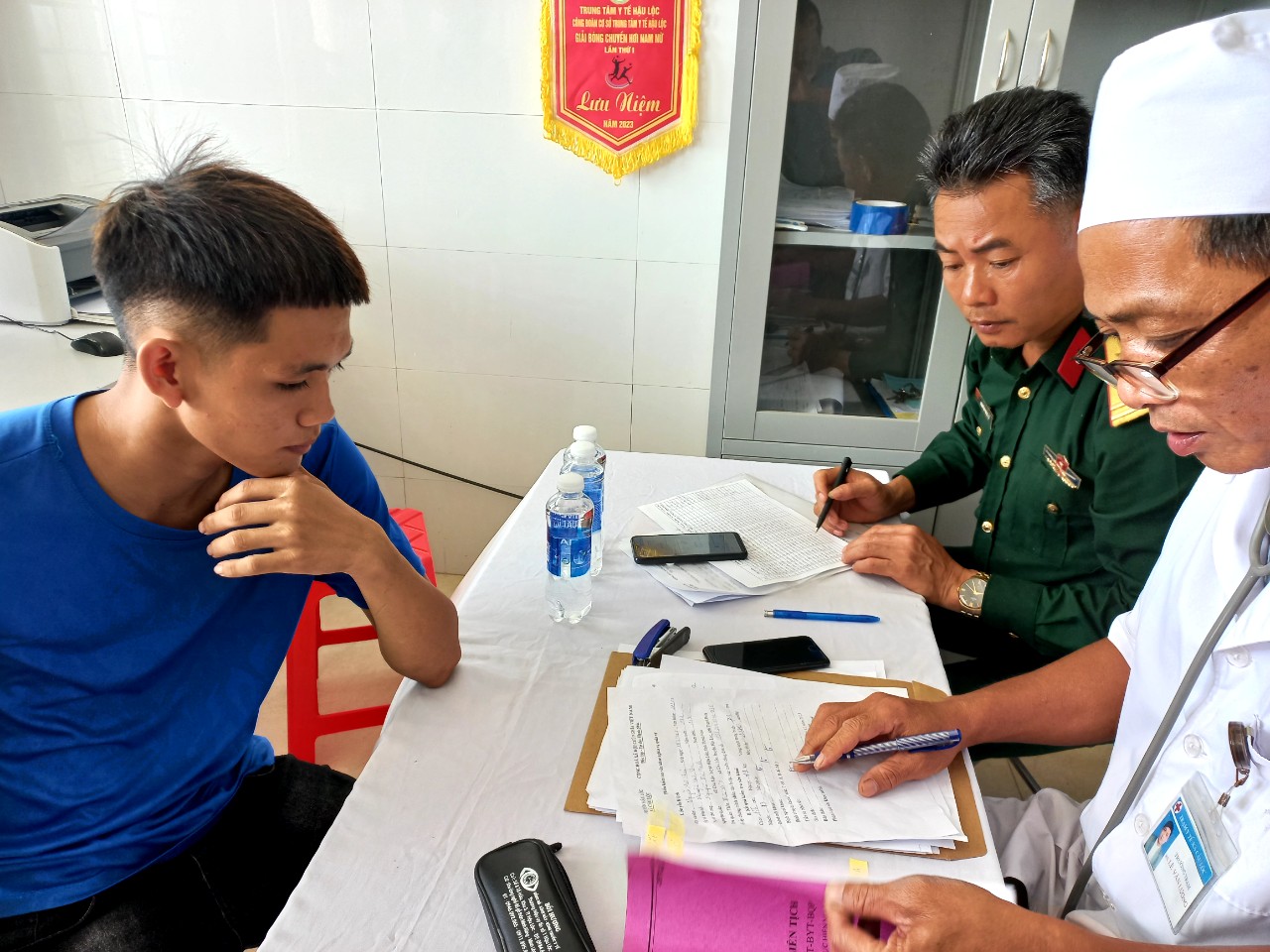 Sáng ngày 05/11/2023 Hội đồng nghĩa vụ quân sự (NVQS) xã Cầu Lộc đã tổ chức khám sơ tuyển NVQS năm 2024 cho các nam thanh niên trong độ tuổi NVQS của địa phương.