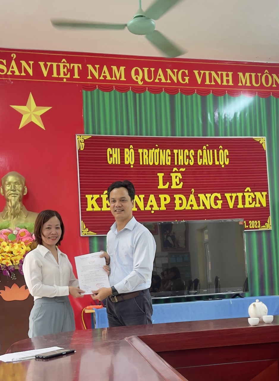 Chi bộ trường THCS Cầu Lộc tổ chức Lễ kết nạp đảng viên mới